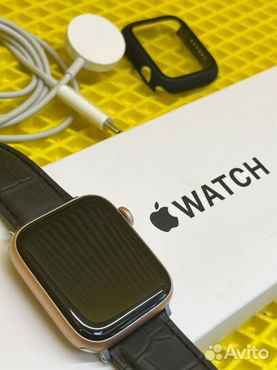 Apple Watch SE 44mm Gold A2352