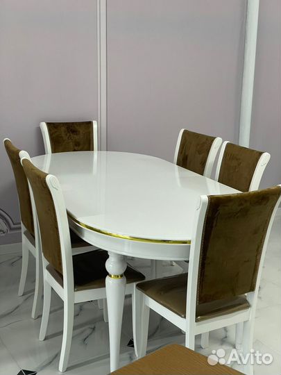 Стол и стулья