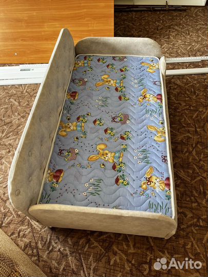 Детская кровать с бортиком и матрасом
