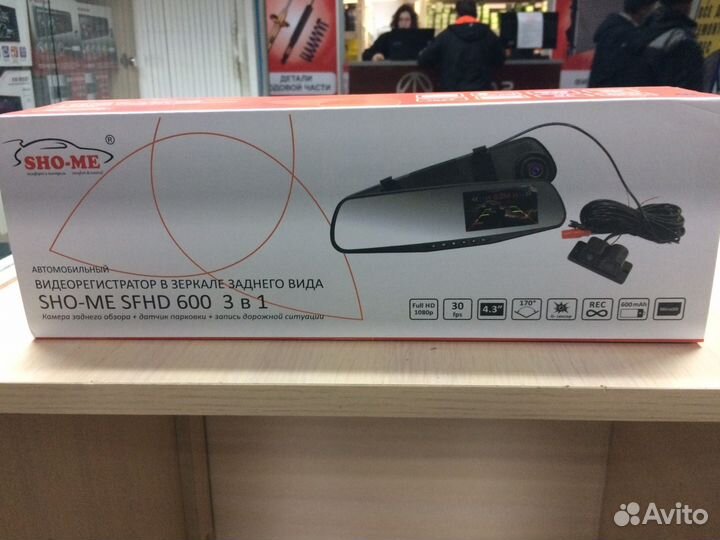 Автомобильный видеорегистратор в зеркале заднего в