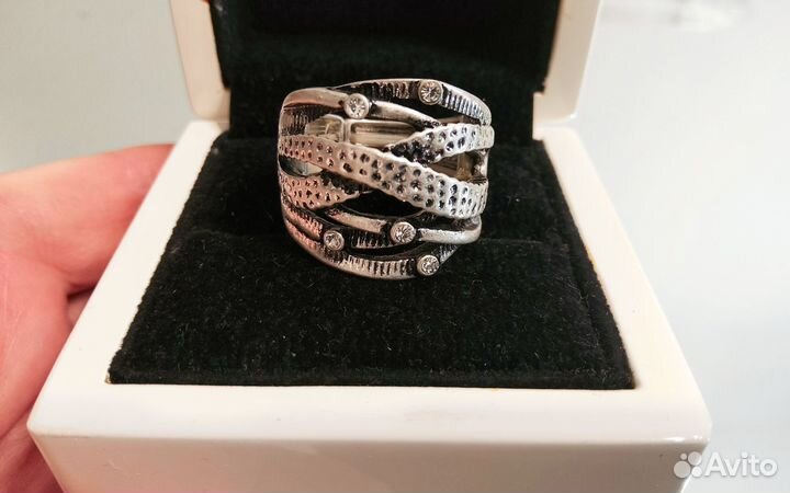 Кольцо со стразами под серебро.Бижутерия