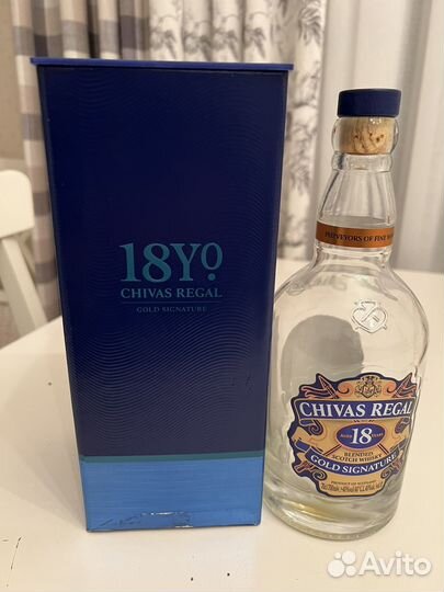 Коробка и пустая бутылка от виски Chivas Regal