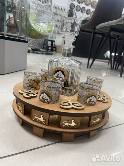Графин с рюмками на подставке