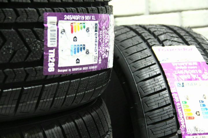 Tourador Winter Pro TSU1 245/45 R19 и 270/40 R19