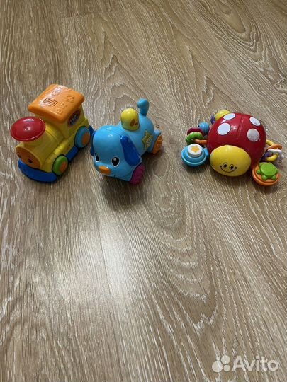 Паровоз и другие игрушки на батарейках
