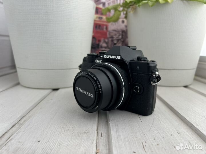 Зеркальный фотоаппарат Olympus OM-D E-M10 mark iii