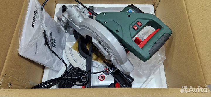 Пила торцовочная сетевая metabo KGS 216 M