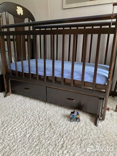 Детская кроватка с поперечным маятником