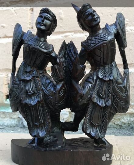 Танцоры с щитами. Черное дерево