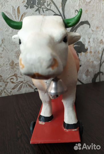 Игрушка Корова на колесиках 1976 год