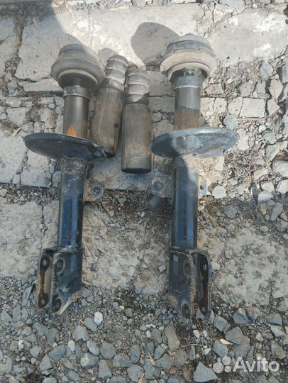 Передние амортизаторы Рено Дастер