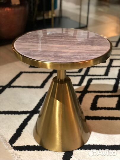 Интерьерный журнальный столик