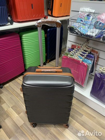 Чемодан на колесах средний