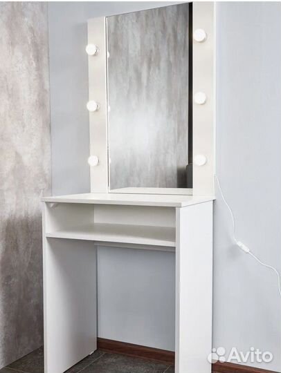 Туалетный столик с зеркалом и подсветкой
