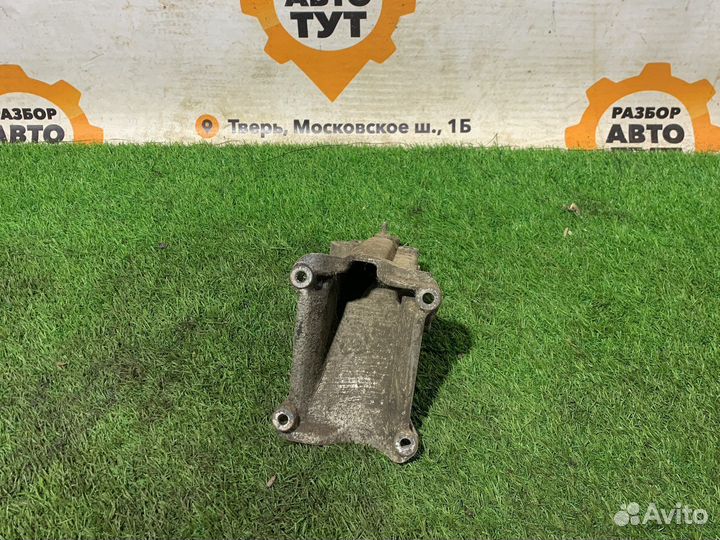 Кронштейн задней подушки Volkswagen Passat B3 9A