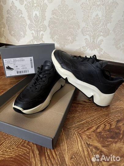 Кроссовки женские 