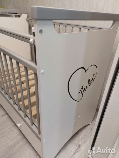 Детская кроватка с маятником и ящиком