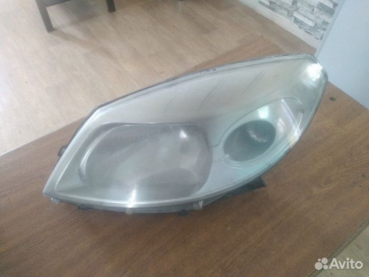 Фара передняя левая Renault Сандеро седан 1.4