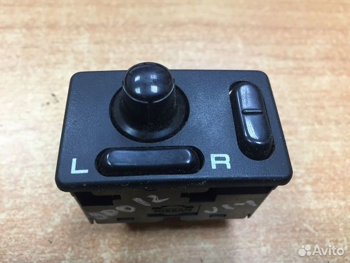 Блок управления зеркалами Nissan Bluebird U14 с199