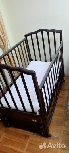 Детская кроватка с маятником и ящиком