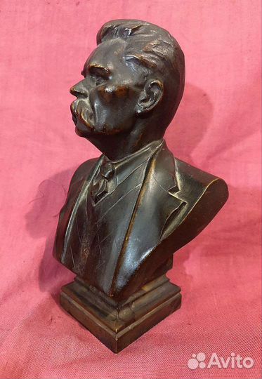 Бронзовые бюсты Горького и Ломоносова