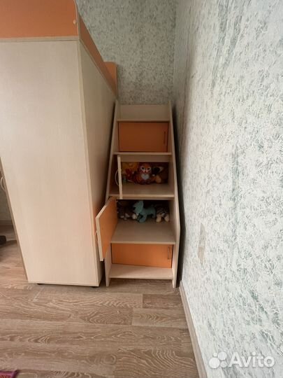 Кровать чердак со столом и шкафом