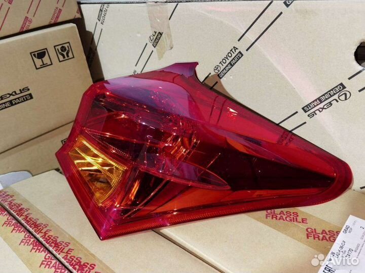 Фонарь правый Toyota Auris 180