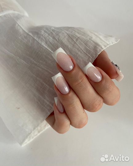 Модель на наращивание ногтей и покрытие ногтей