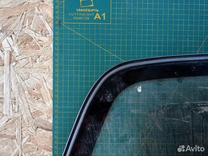 Стекло багажника правое Opel Omega A caravan