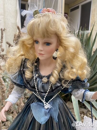 Коллекционная фарфоровая кукла