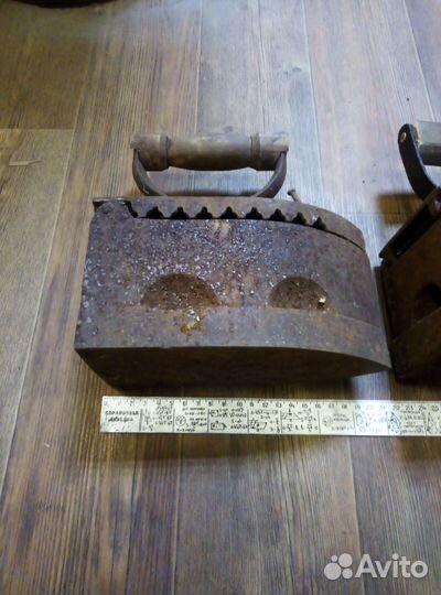 Старинный угольный утюг. Цена за штуку