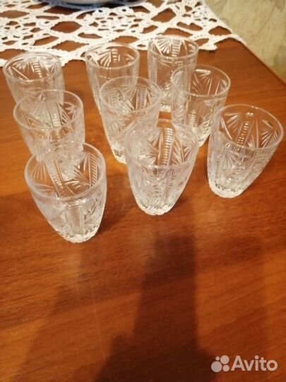 Стеклянные кружки и стопки