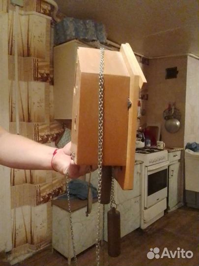 Часы с птичкой