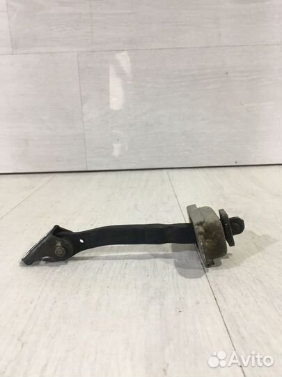 Ограничитель двери nissan qashqai J10 2.0 ат