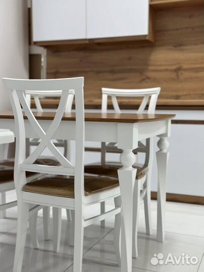 Кухонный стол и стулья новые