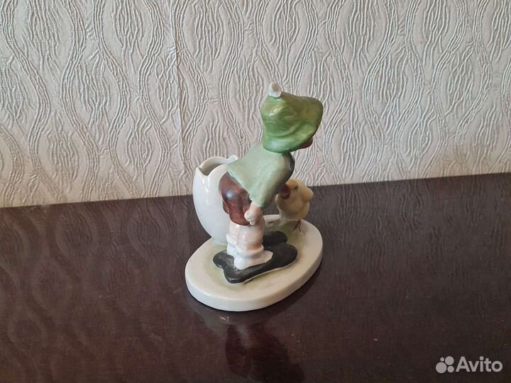 Мальчик с цыпленком фарфор Германия
