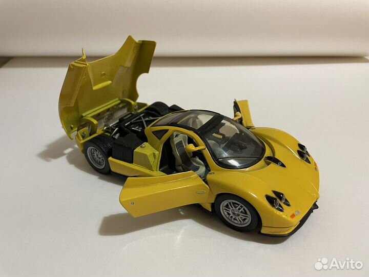 Коллекционная модель 1:24 Pagani Zonda C12