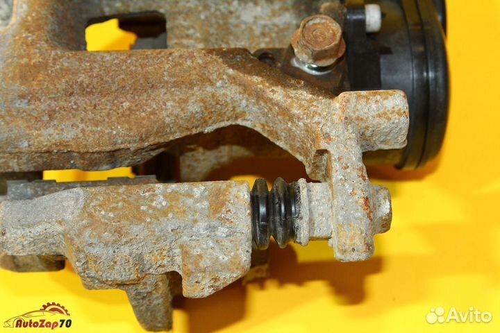 Toyota Camry (XV70) Суппорт задний левый