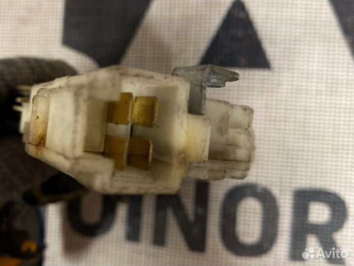 Замок двери передний левый Nissan 8055361U66