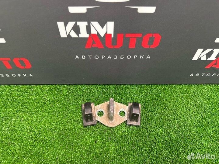 Ответная часть замка багажника Kia Ceed 1 Ed Hb