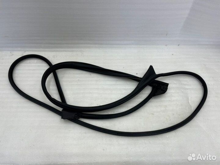 Уплотнитель двери передний левый Toyota Camry