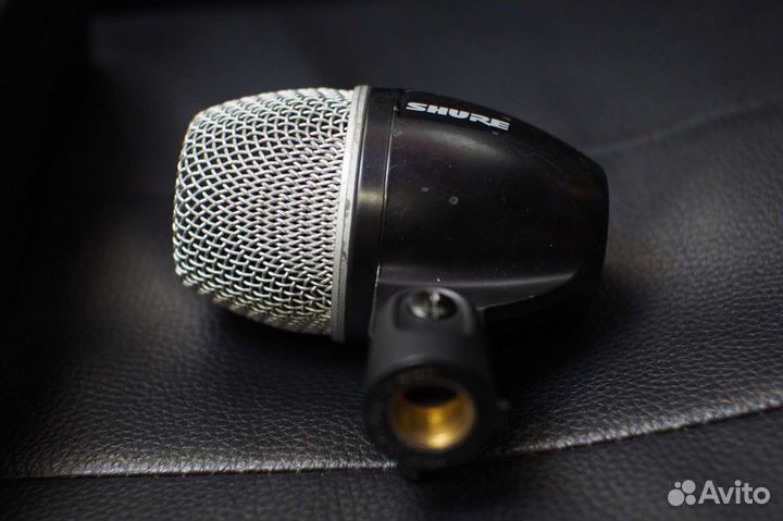 Гитарные педали, микрофоны и стойки