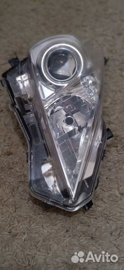 Фара передняя правая Toyota Prius Alpha 2012 г
