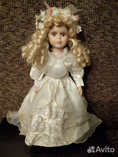 Кукла фарфоровая коллекционная,высота куклы 35 см