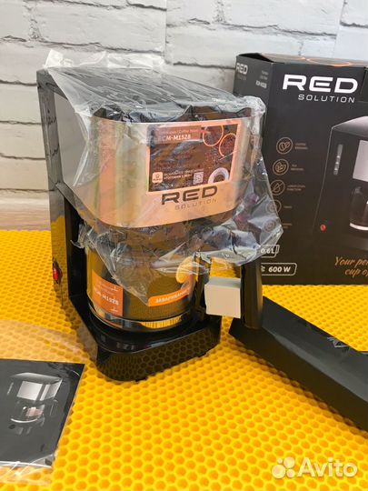 Новая кофеварка в упаковке