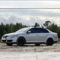 Volkswagen Jetta 1.6 AMT, 2010, 260 000 км, с пробегом, цена 750 000 руб.