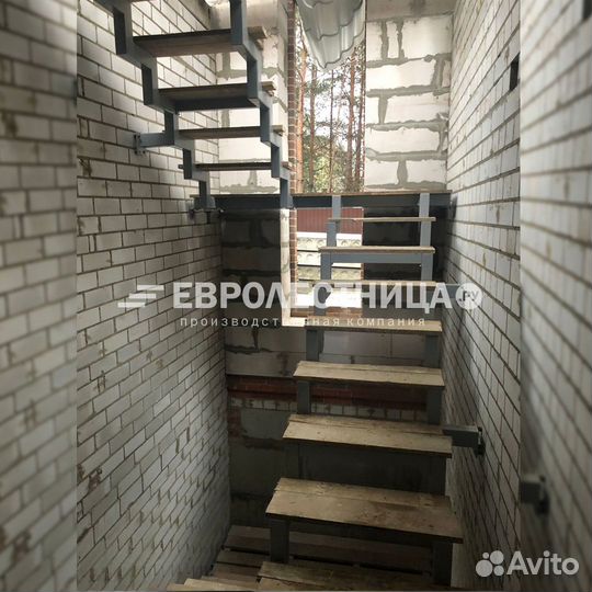 Лестница металлическая / лестница в дом