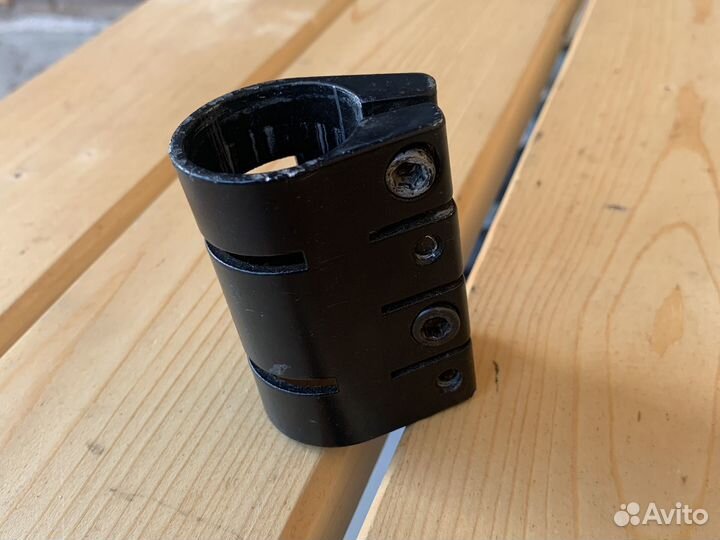 Зажим на трюковой самокат