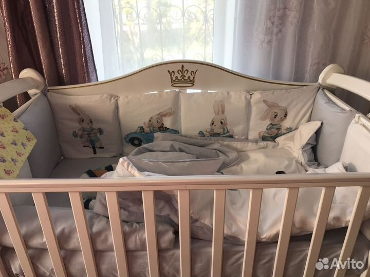 Кроватка с маятником в идеальном состоянии