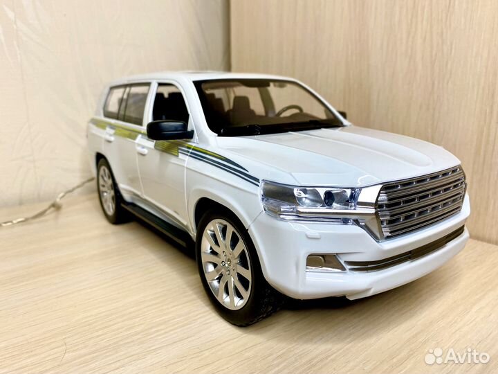 Машинка на пульте управления Toyota Land Cruiser